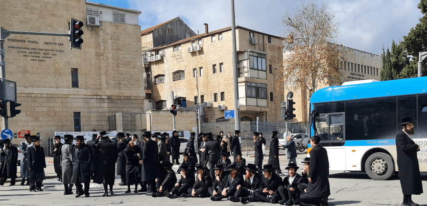 בגלל נתיחת הגופה: מאות קנאים חוסמים את גאולה