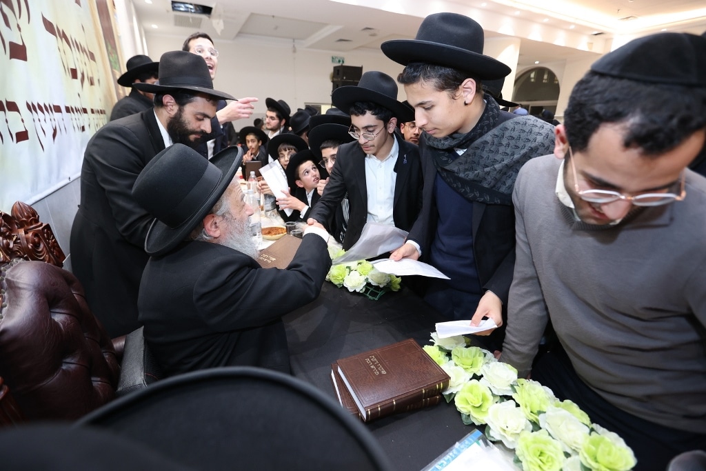 בני הישיבות כתבו חבורות וקיבלו הקדשה מראש הישיבה