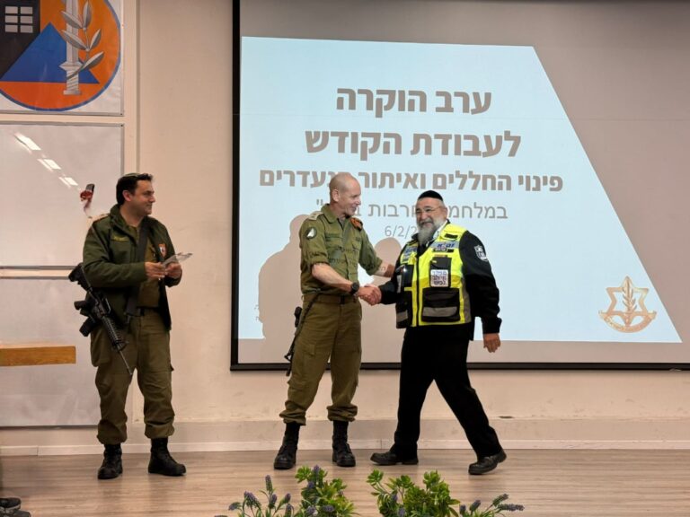 כהוקרה על מלאכת הקודש: אלוף פיקוד העורף העניק אות הוקרה למתנדבי זק"א