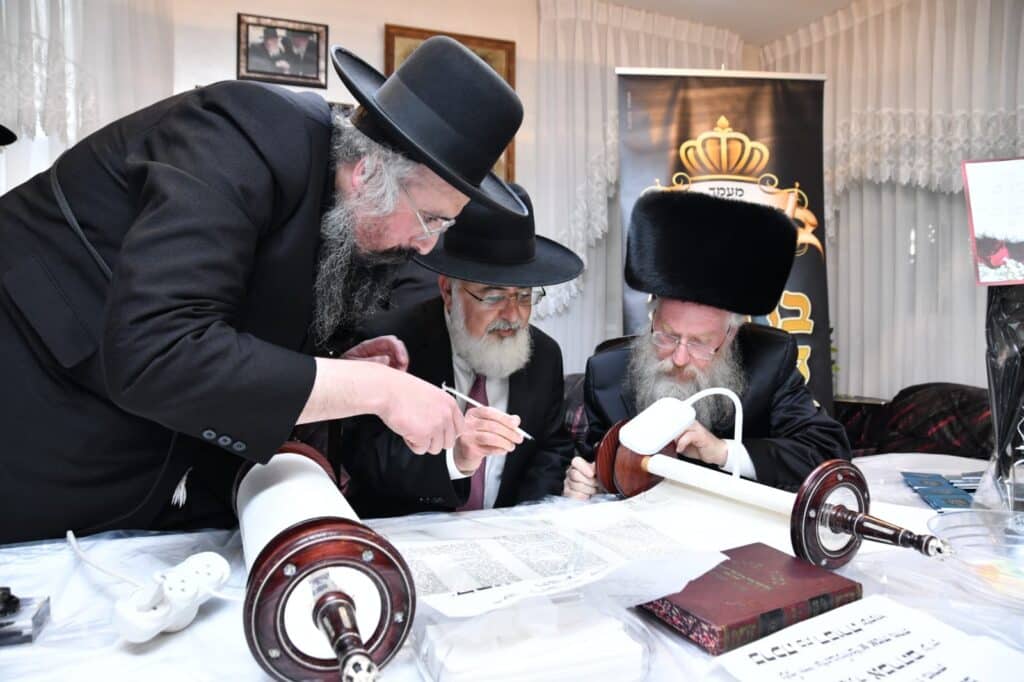 גלריה: הכנסת ספר תורה ל'בית החסידים'