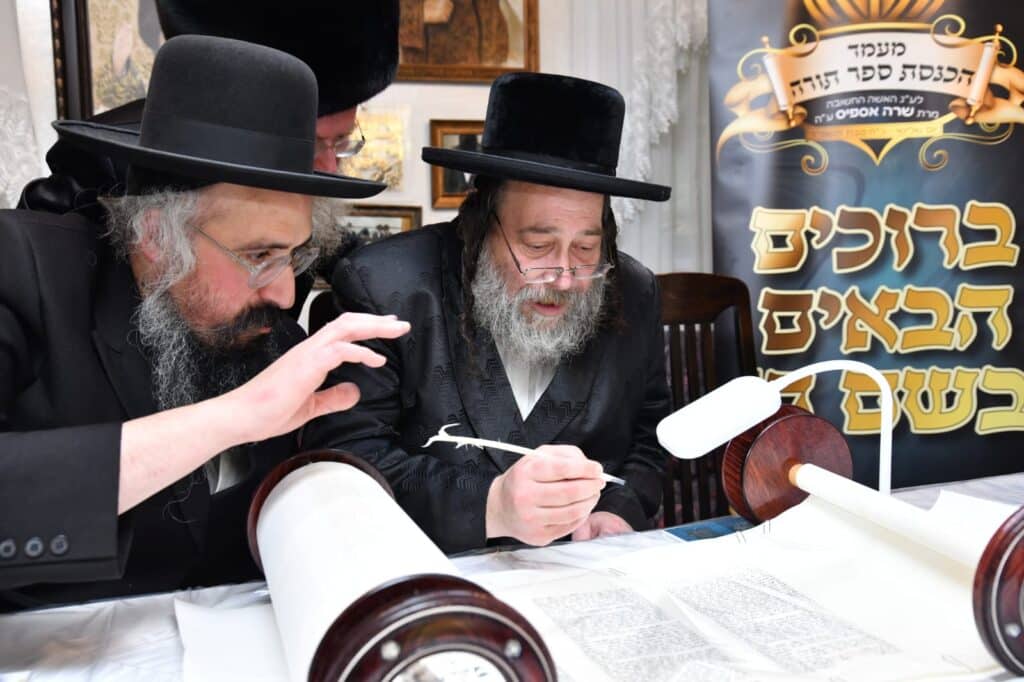 גלריה: הכנסת ספר תורה ל'בית החסידים'