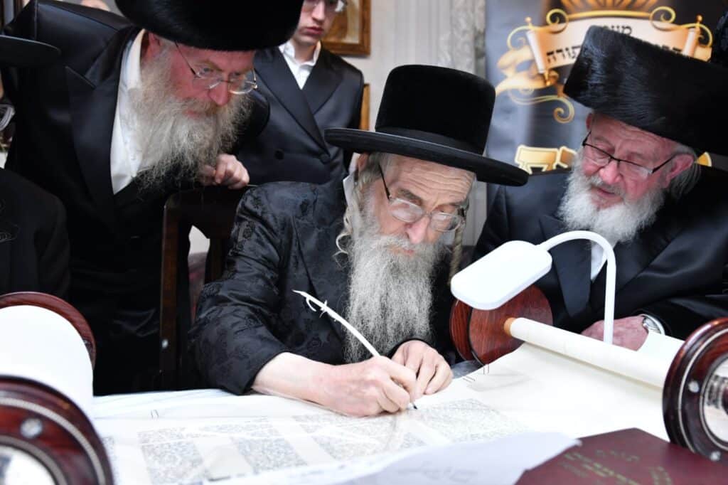 גלריה: הכנסת ספר תורה ל'בית החסידים'