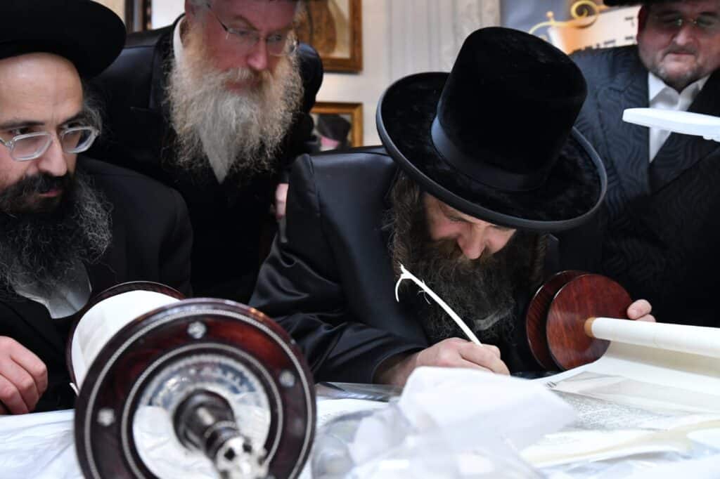 גלריה: הכנסת ספר תורה ל'בית החסידים'