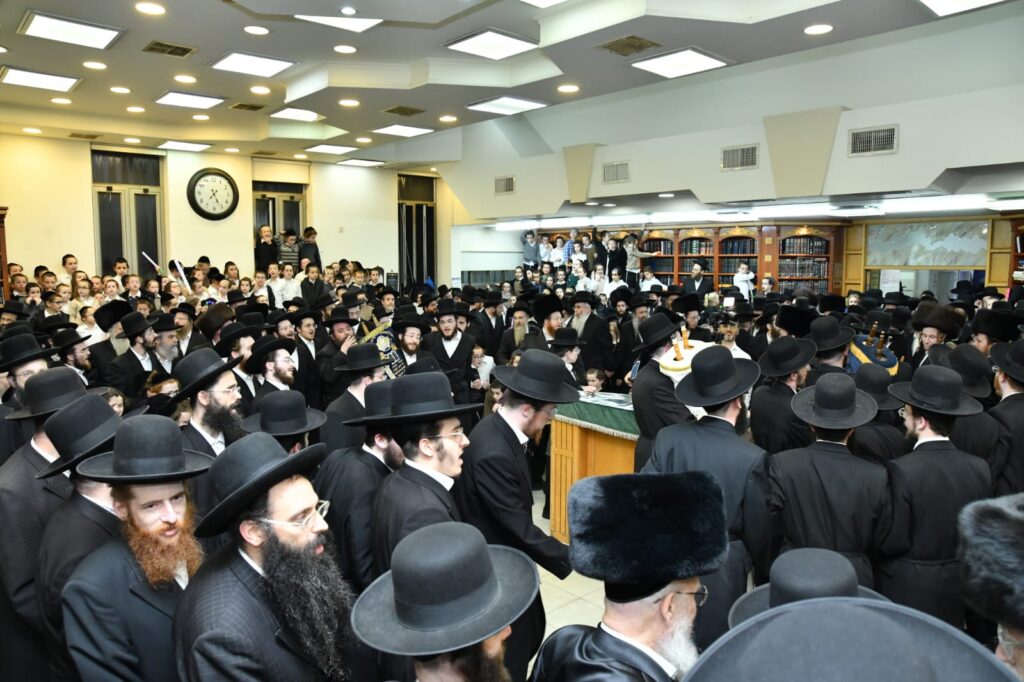 גלריה: הכנסת ספר תורה ל'בית החסידים'