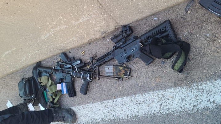 3 מחבלים מצוידים בנשקים אוטומטיים ריססו לכל עבר: אדם אחד נרצח ו-2 קשה