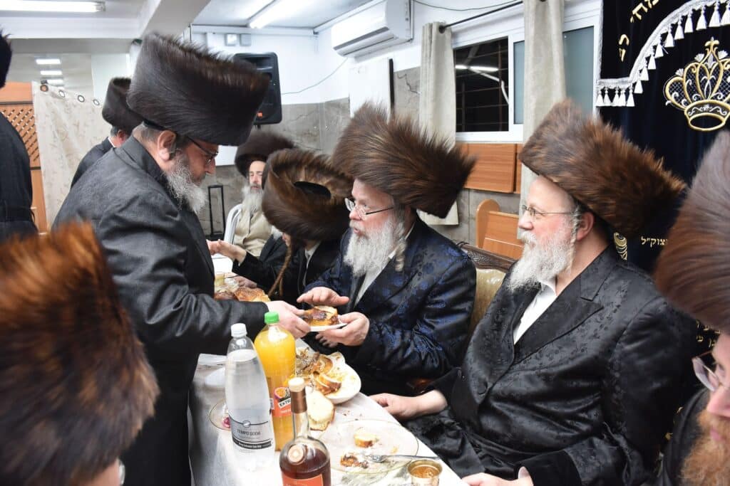 הרבי ערך שבע ברכות ורקד עם החתן