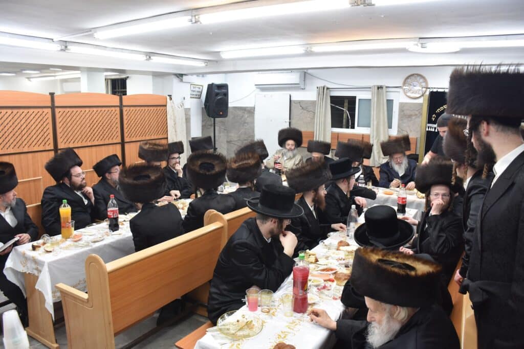 הרבי ערך שבע ברכות ורקד עם החתן