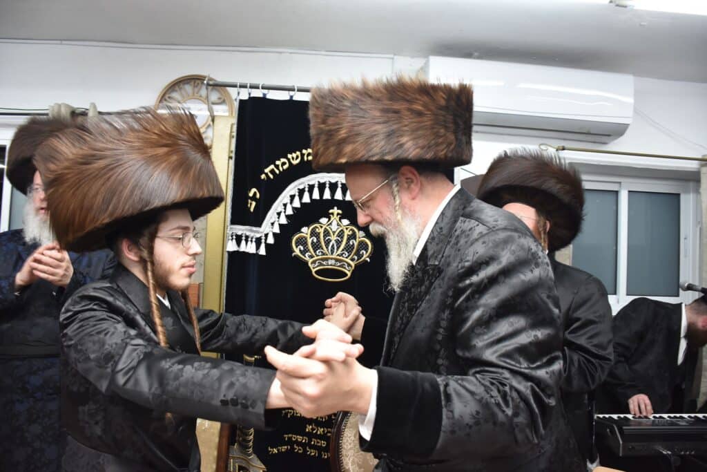 הרבי ערך שבע ברכות ורקד עם החתן