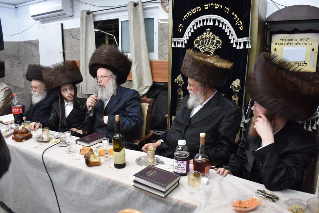 הרבי ערך שבע ברכות ורקד עם החתן