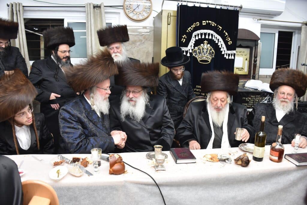 הרבי ערך שבע ברכות ורקד עם החתן