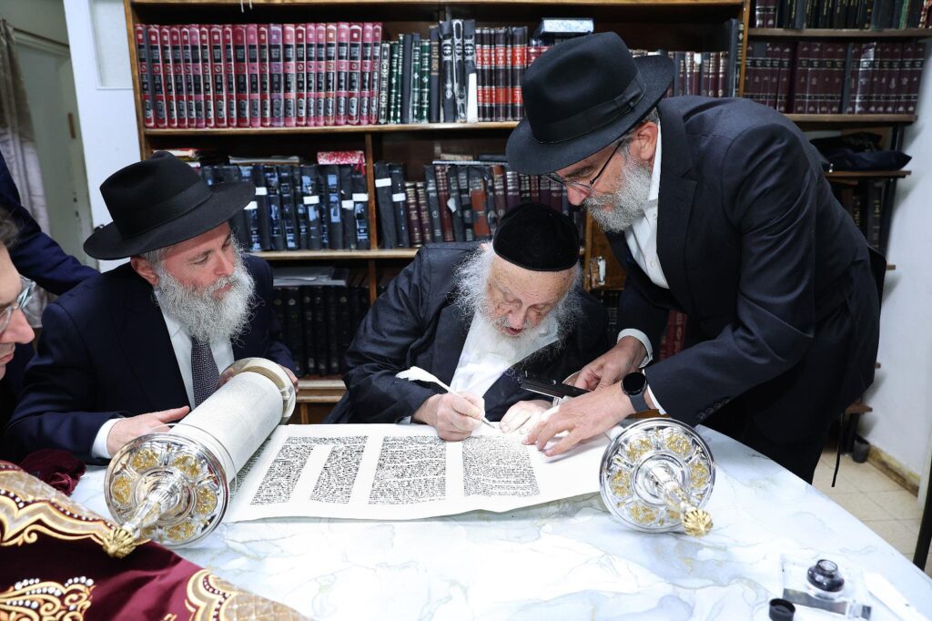 מסע של סולידריות: הרבנים הראשיים כתבו אות בספר תורה
