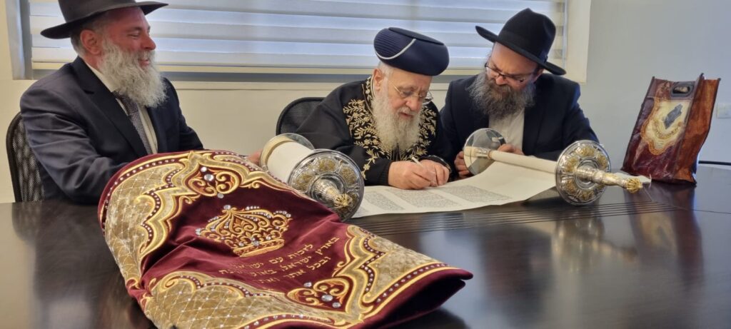 מסע של סולידריות: הרבנים הראשיים כתבו אות בספר תורה