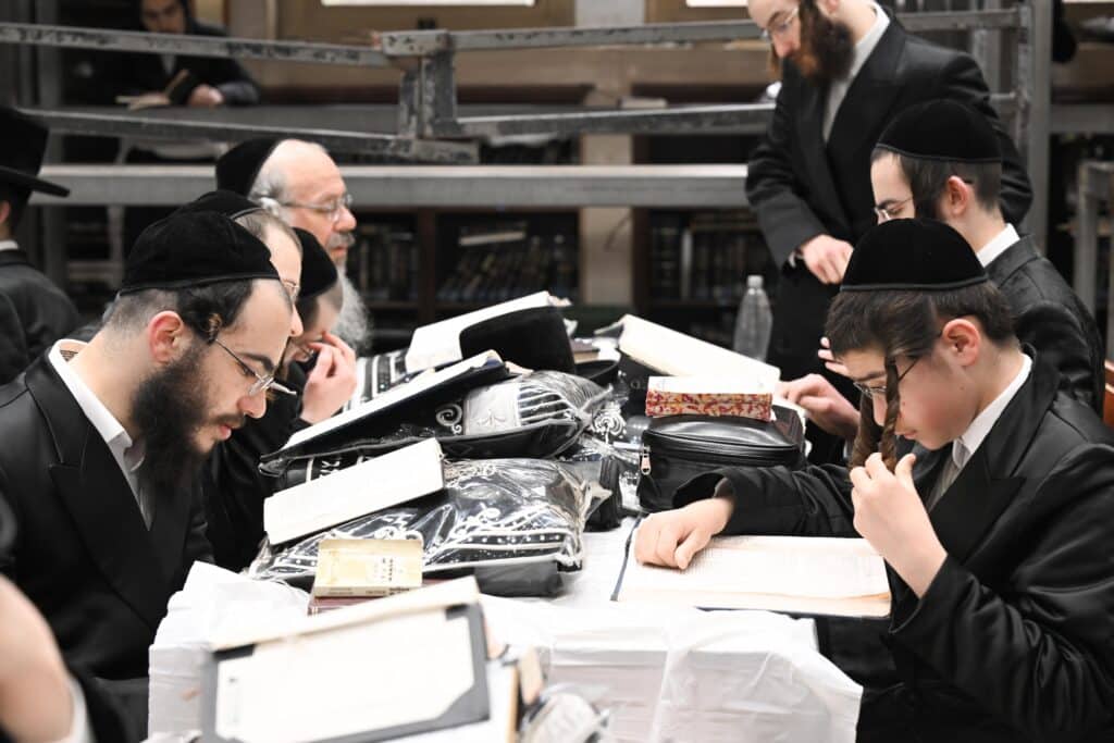 גלריה משמחת הפורים בחסידות צאנז