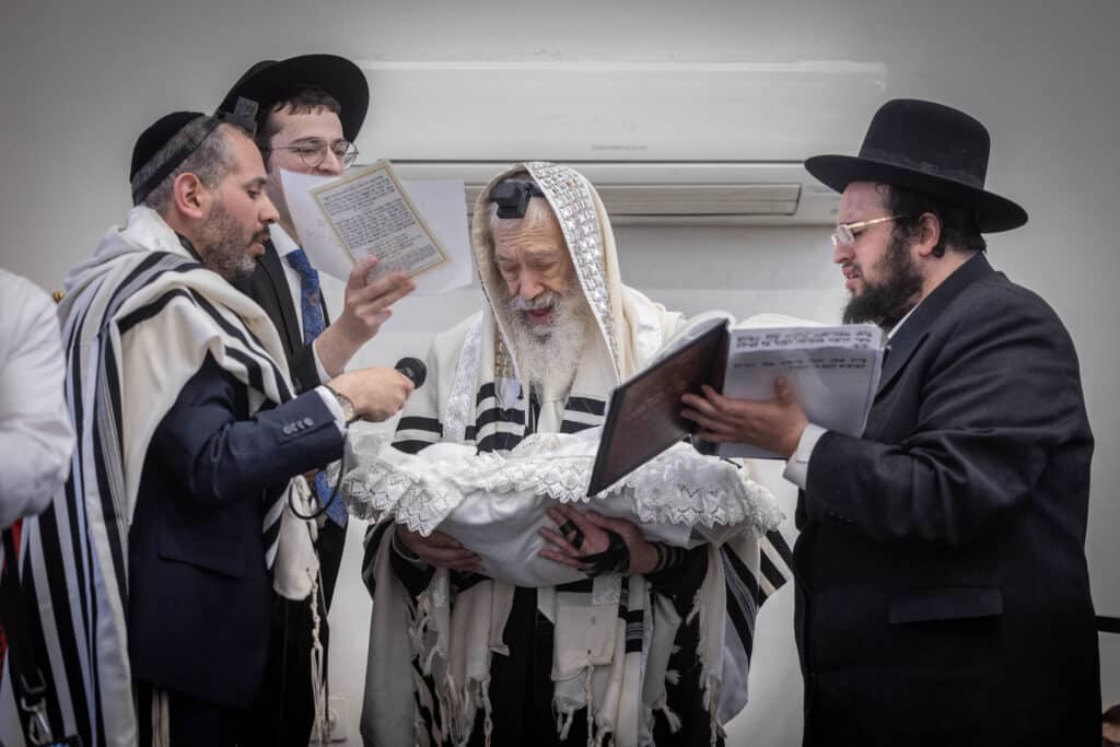 אלפים השתתפו בברית לבנו בכורו של ראש הישיבה הישיש