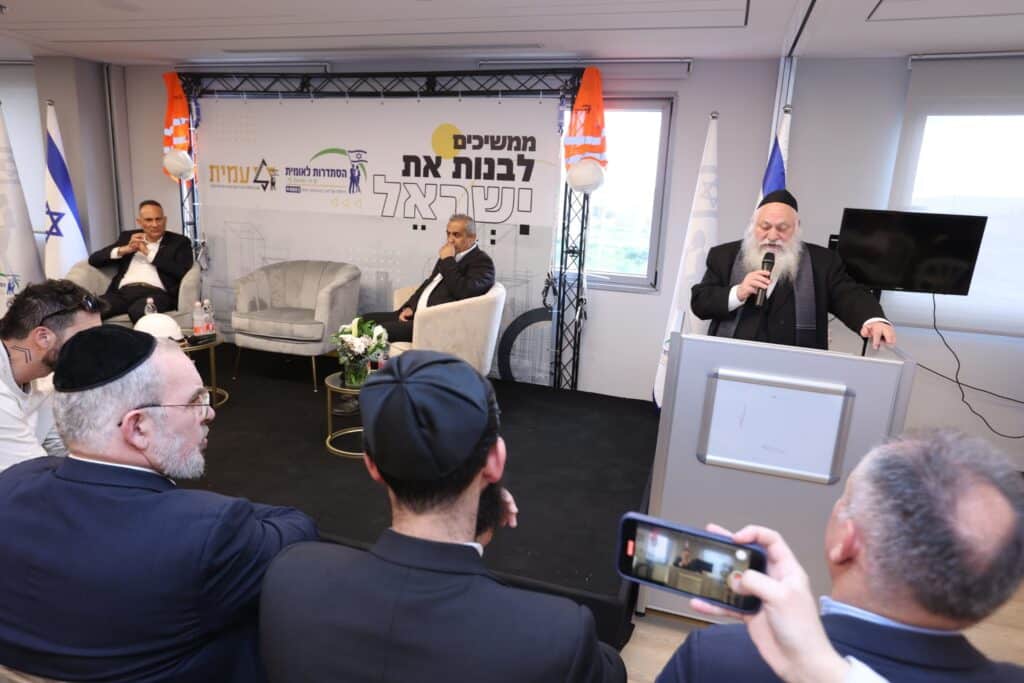 מצוקת הבנייה: אלפי עובדים זרים מהודו נחתו בישראל