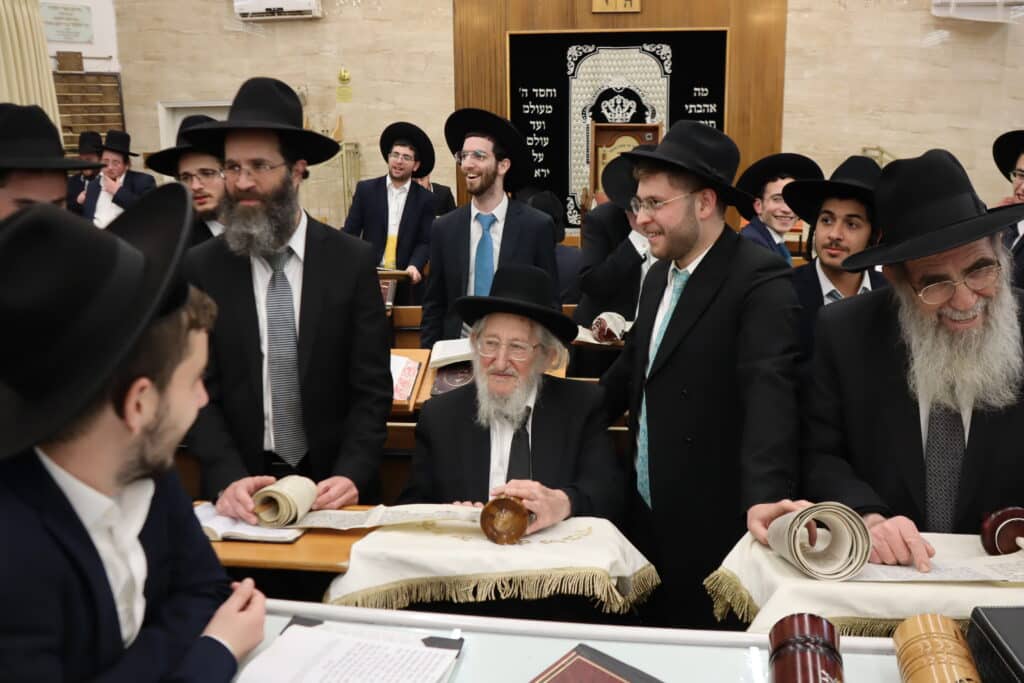 תיעוד: חבר המועצת בקריאת מגילה בהיכל ישיבתו