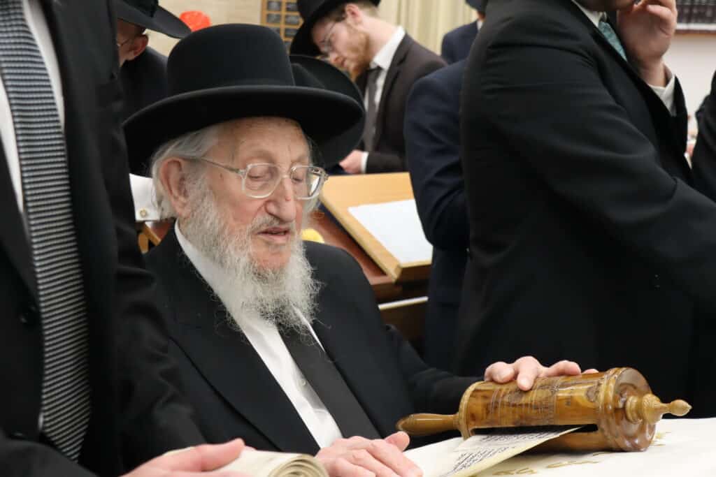 תיעוד: חבר המועצת בקריאת מגילה בהיכל ישיבתו