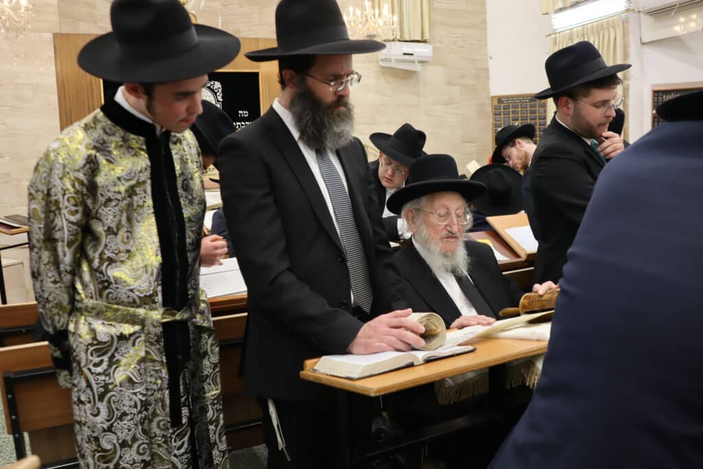 תיעוד: חבר המועצת בקריאת מגילה בהיכל ישיבתו