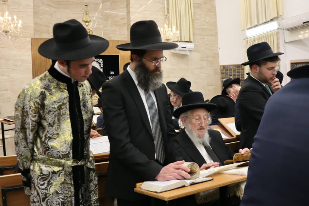 תיעוד: חבר המועצת בקריאת מגילה בהיכל ישיבתו