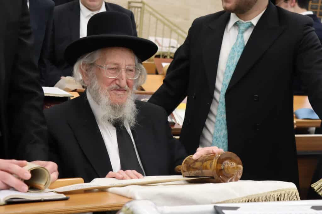 תיעוד: חבר המועצת בקריאת מגילה בהיכל ישיבתו