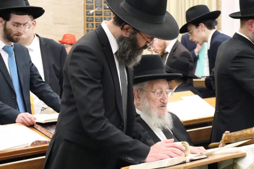 תיעוד: חבר המועצת בקריאת מגילה בהיכל ישיבתו