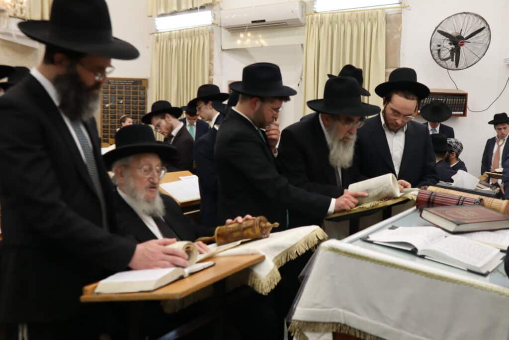 תיעוד: חבר המועצת בקריאת מגילה בהיכל ישיבתו