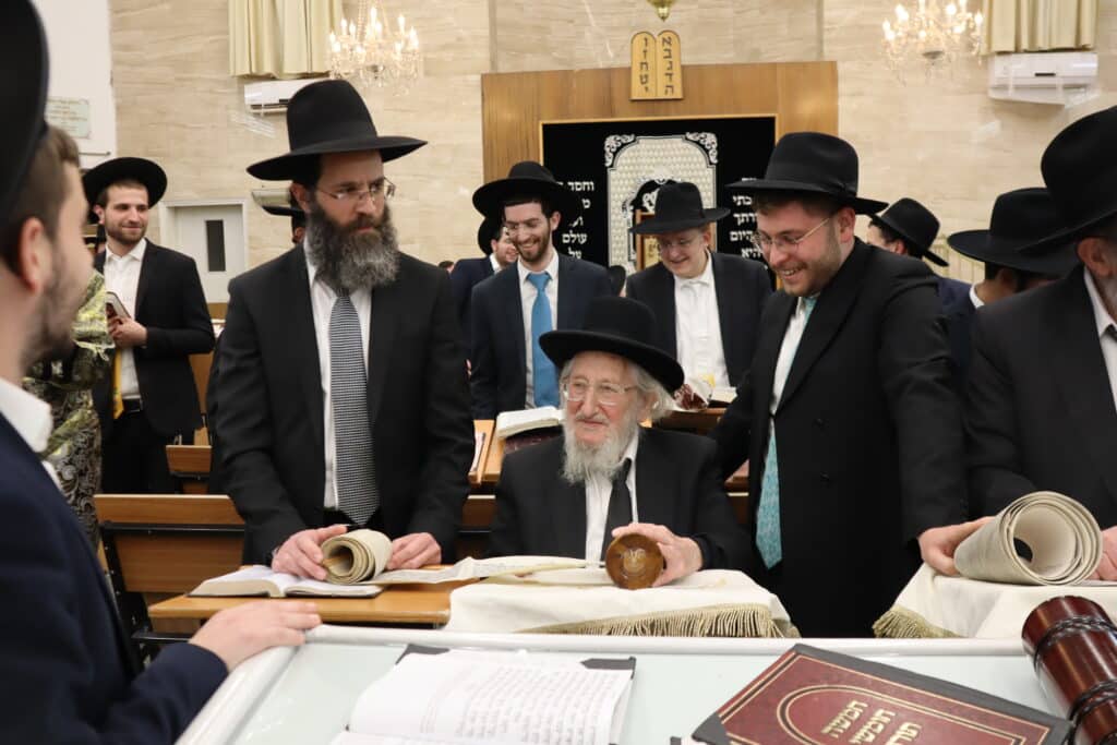 תיעוד: חבר המועצת בקריאת מגילה בהיכל ישיבתו