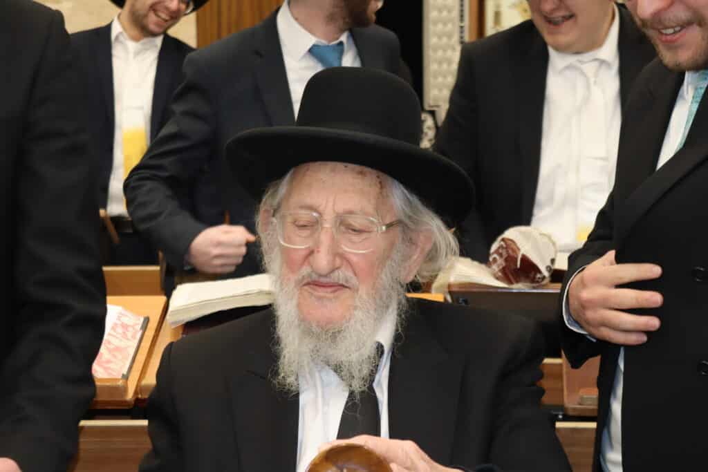 תיעוד: חבר המועצת בקריאת מגילה בהיכל ישיבתו