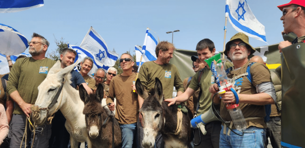 מחאת חוק הגיוס: 'אחים לנשק' צועדים עם חמורים לכנסת