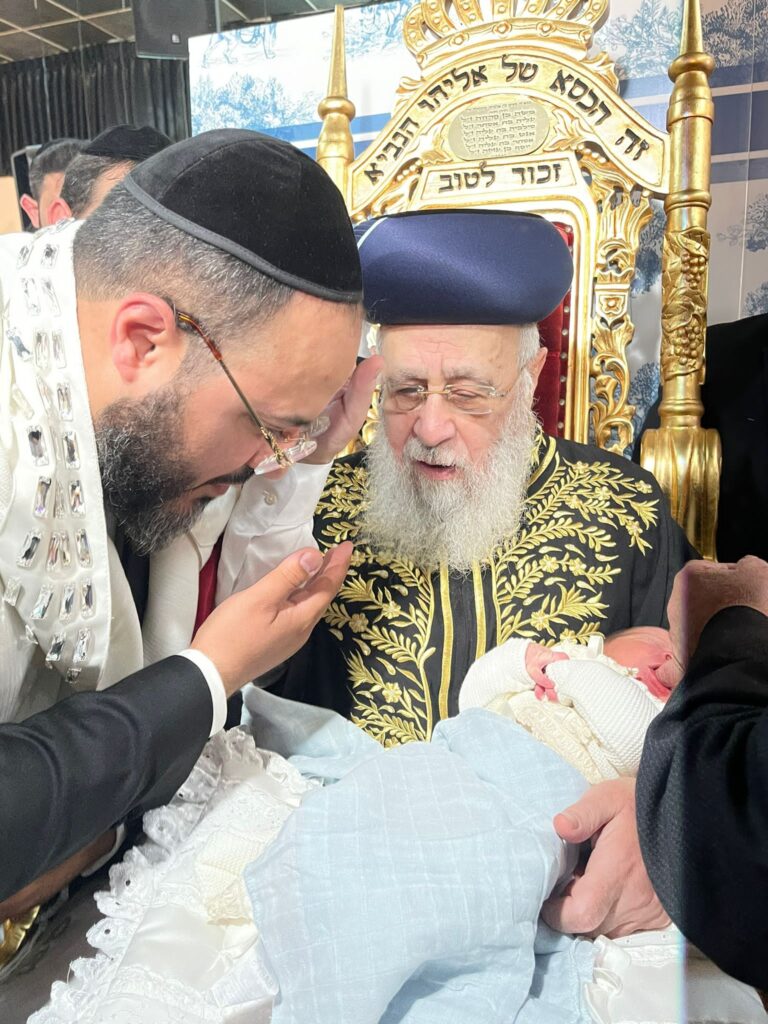 הראשל"צ כובד בסנדקאות לבנו של ראש בית ההוראה