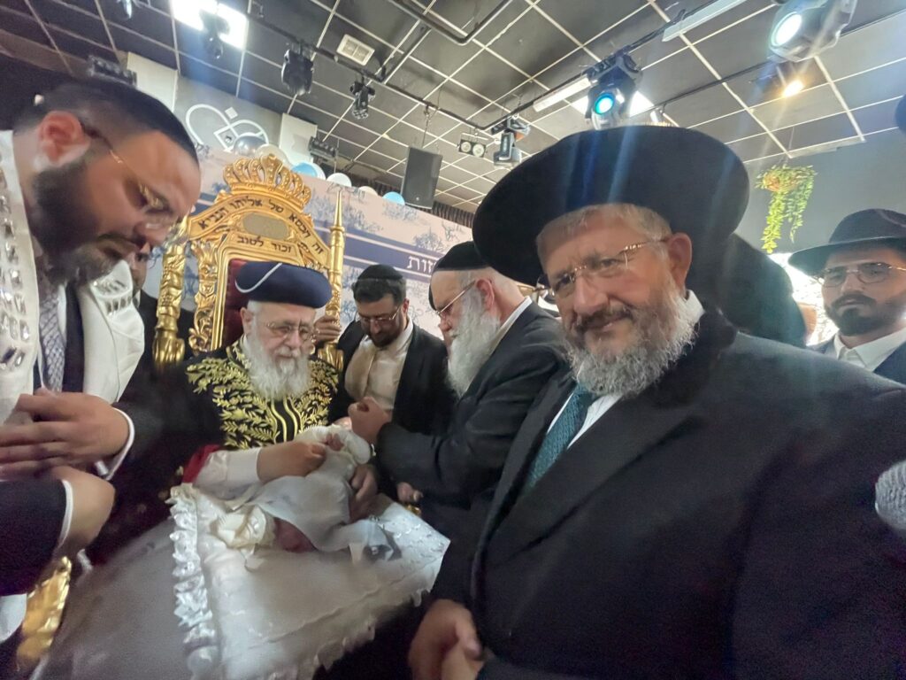 הראשל"צ כובד בסנדקאות לבנו של ראש בית ההוראה