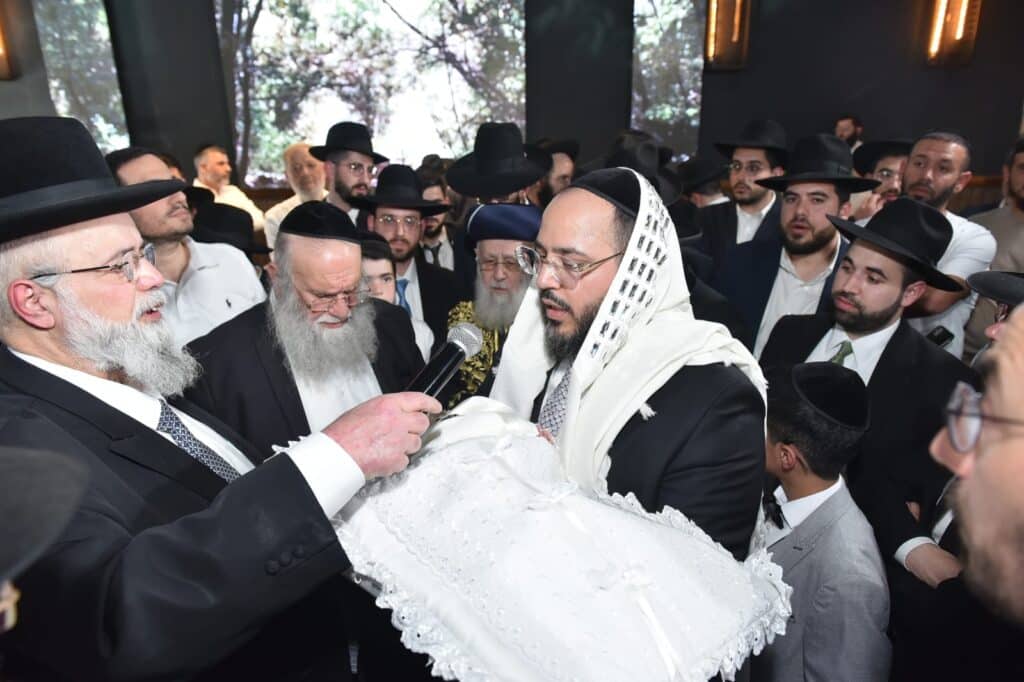 הראשל"צ כובד בסנדקאות לבנו של ראש בית ההוראה