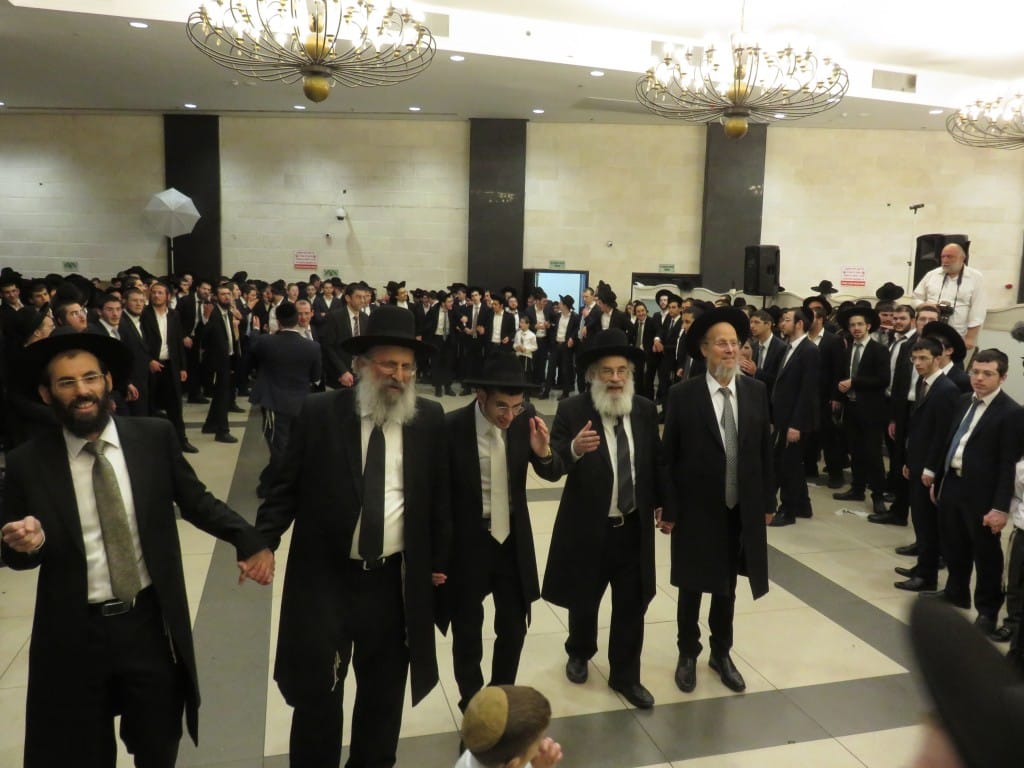 גדולי הדור וקהל אלפים בנישואי בת הזקונים לראש הישיבה גדולי הדור וקהל אלפים בנישואי בת הזקונים לראש הישיבה