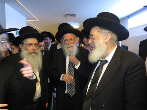 גדולי הדור וקהל אלפים בנישואי בת הזקונים לראש הישיבה גדולי הדור וקהל אלפים בנישואי בת הזקונים לראש הישיבה