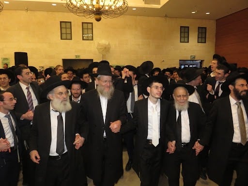 גדולי הדור וקהל אלפים בנישואי בת הזקונים לראש הישיבה גדולי הדור וקהל אלפים בנישואי בת הזקונים לראש הישיבה