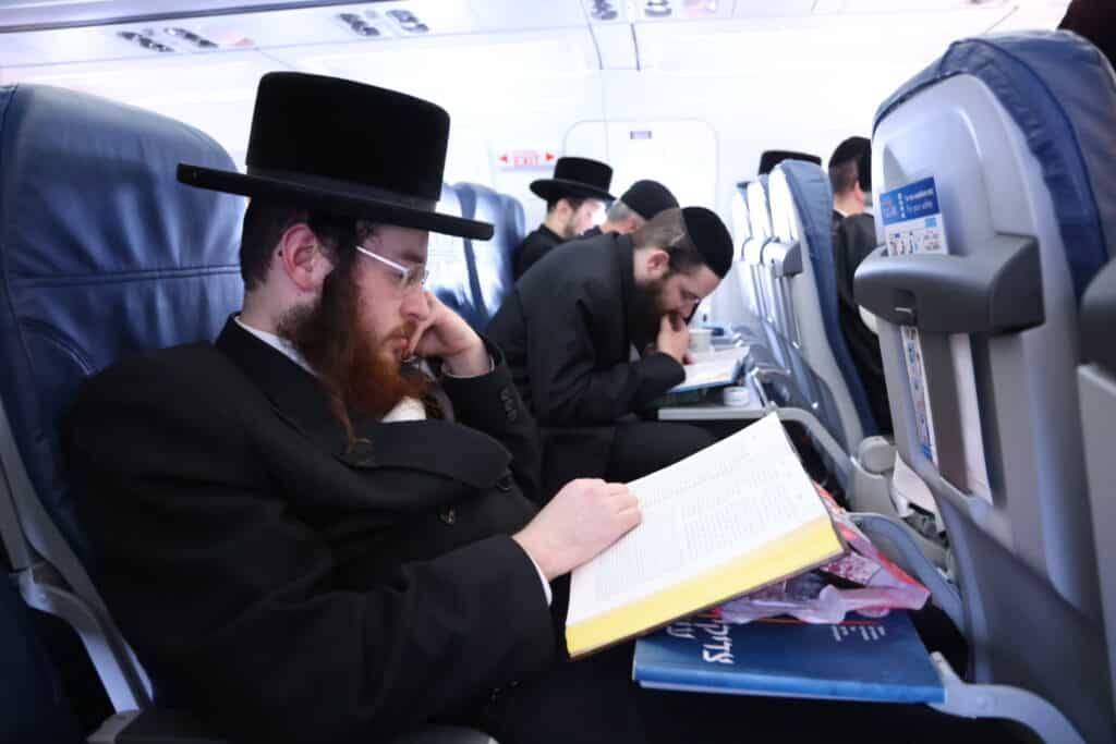 אלפי חסידים אצל רבי ר' אלימלך'ס