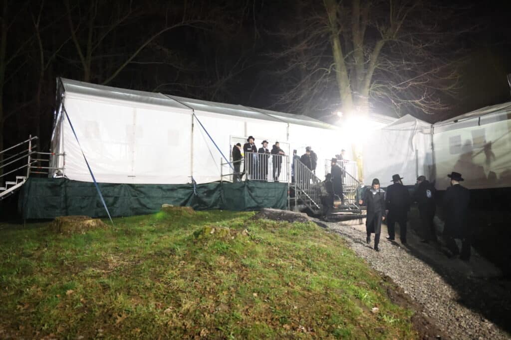 אלפי חסידים אצל רבי ר' אלימלך'ס