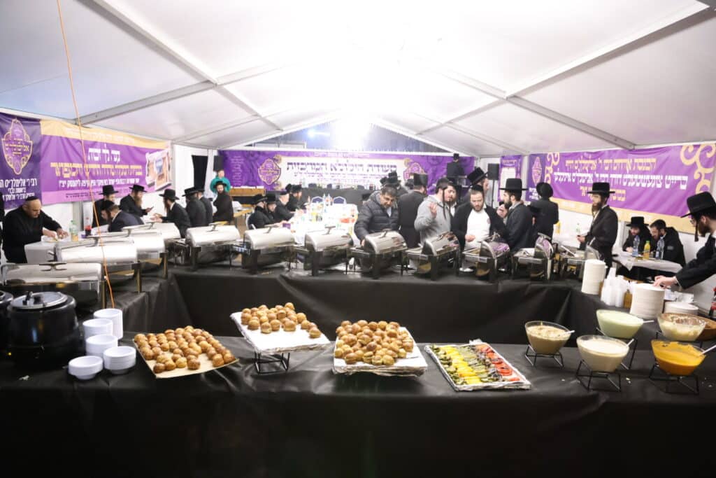 אלפי חסידים אצל רבי ר' אלימלך'ס