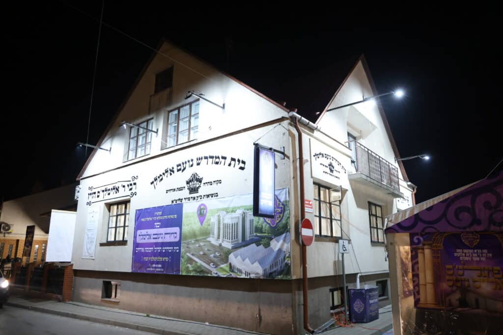 אלפי חסידים אצל רבי ר' אלימלך'ס