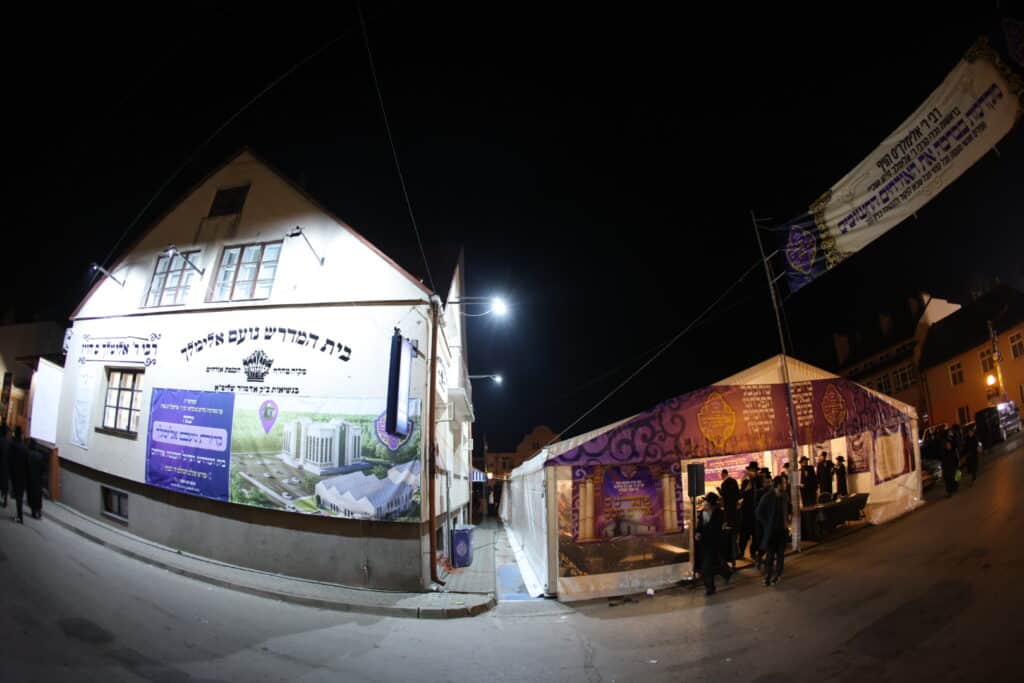 אלפי חסידים אצל רבי ר' אלימלך'ס