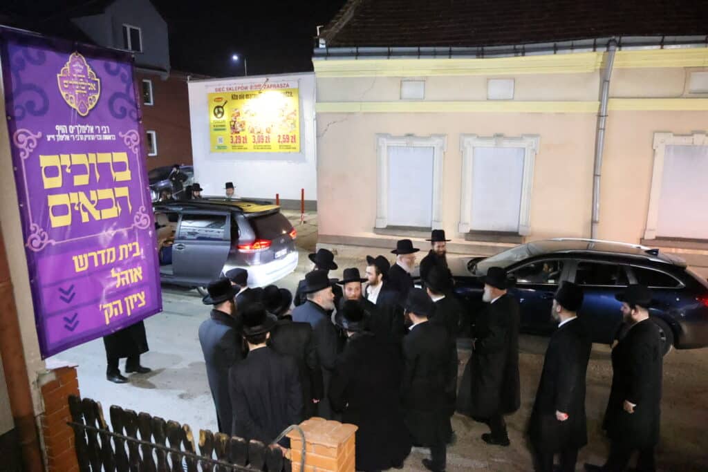 אלפי חסידים אצל רבי ר' אלימלך'ס