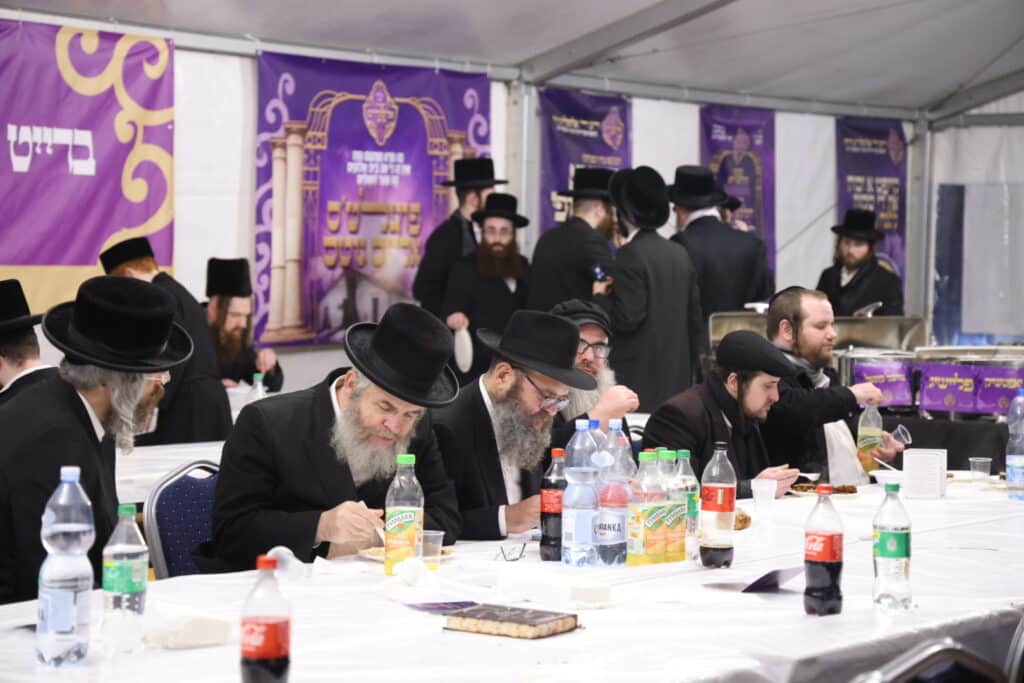 אלפי חסידים אצל רבי ר' אלימלך'ס