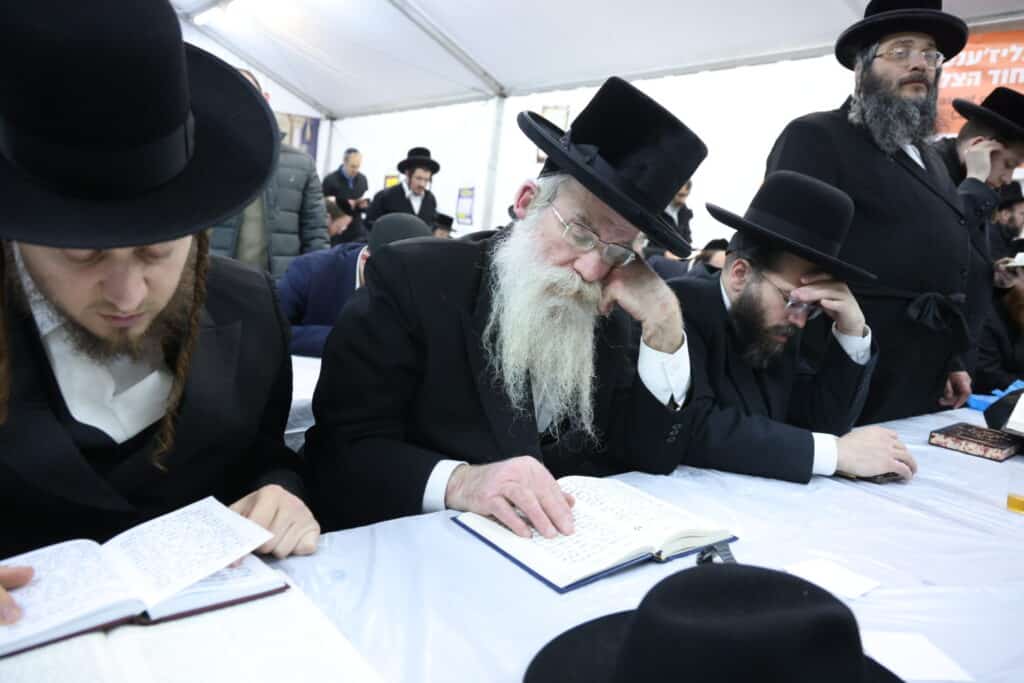 אלפי חסידים אצל רבי ר' אלימלך'ס