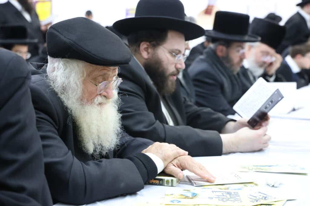 אלפי חסידים אצל רבי ר' אלימלך'ס