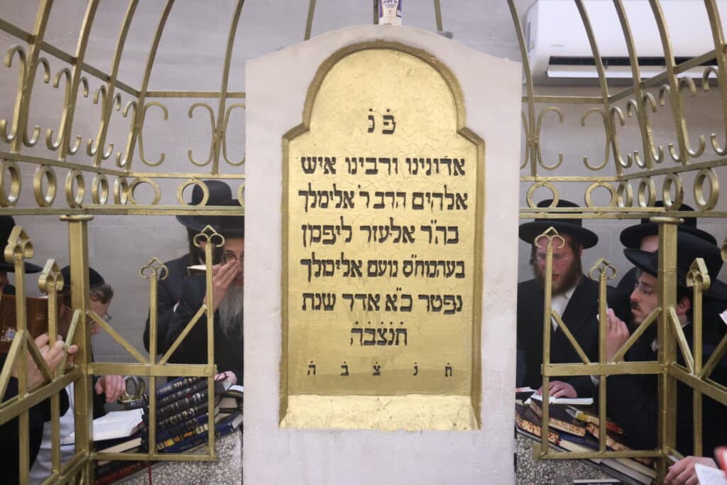 אלפי חסידים אצל רבי ר' אלימלך'ס