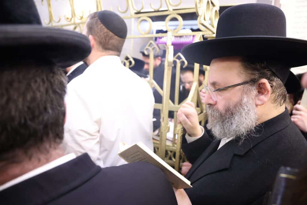 אלפי חסידים אצל רבי ר' אלימלך'ס
