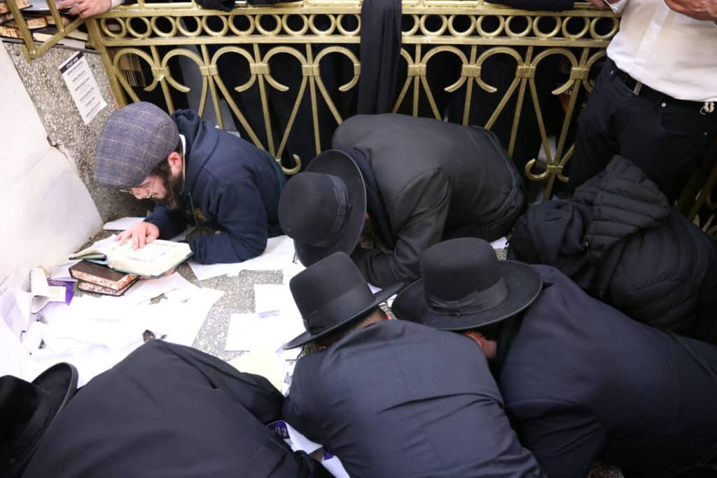 אלפי חסידים אצל רבי ר' אלימלך'ס