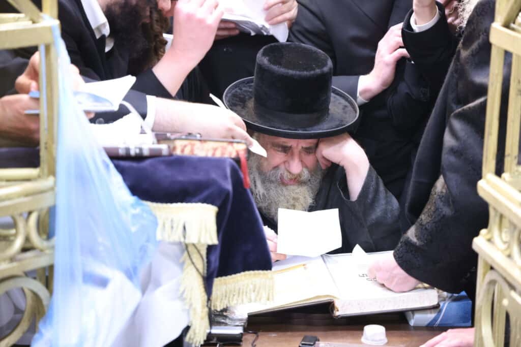אלפי חסידים אצל רבי ר' אלימלך'ס