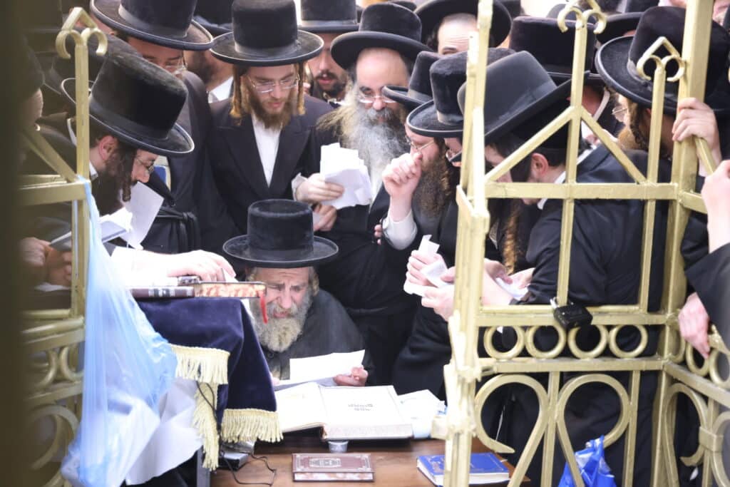 אלפי חסידים אצל רבי ר' אלימלך'ס