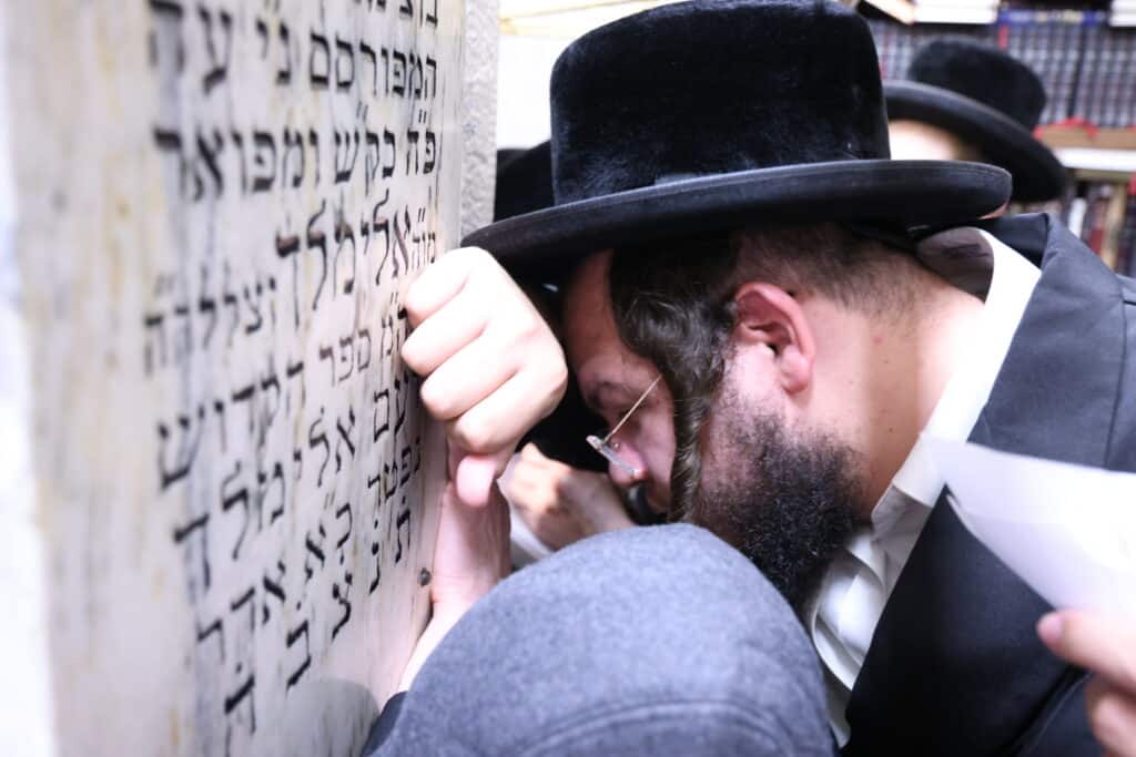 אלפי חסידים אצל רבי ר' אלימלך'ס